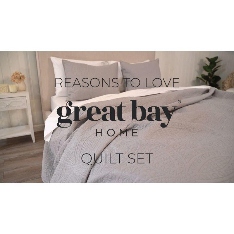 Great Bay Home Detailed Channel Stitch All-Season Reversible Quilt Set With Shams (King, Navy)