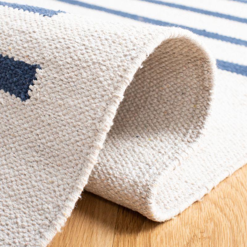 Montauk MTK313 Hand Woven Indoor Accent Rug - Ivory/Navy - 3'x5' - Safavieh
