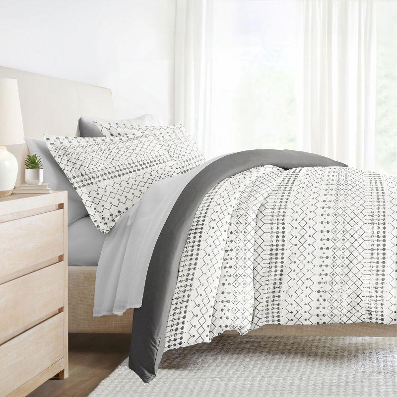 Etched Gate Pattern Reversible Duvet Cover Set