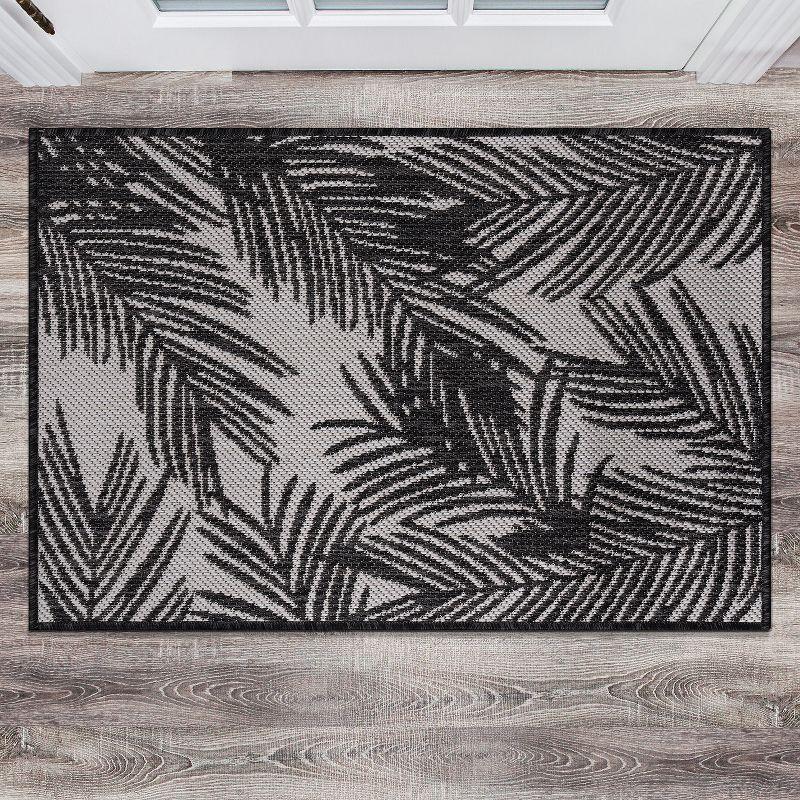 Black and Gray Floral Flat Weave Indoor/Outdoor Rug 2'x3'