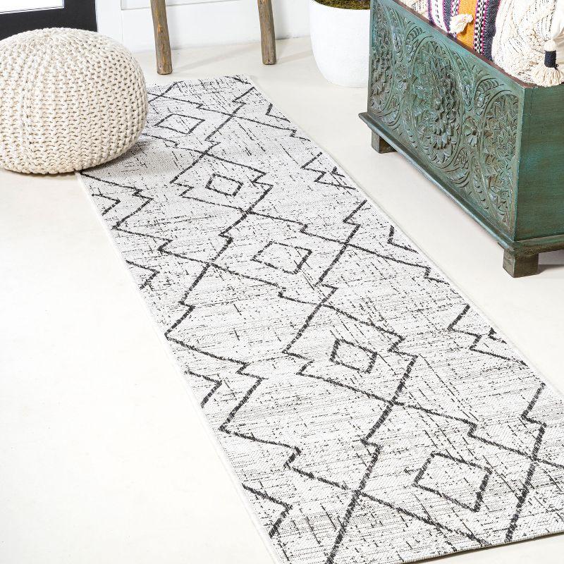 2'x10' Carwa  Diamond Trellis Indoor/Outdoor Runner Rug, Ivory/Black - JONATHAN Y