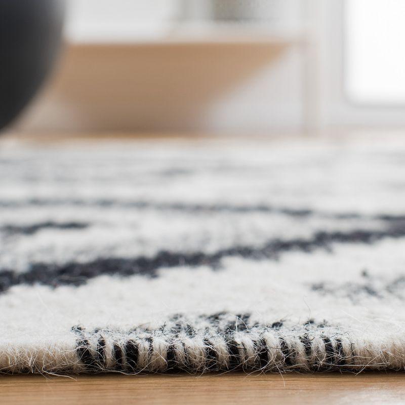 Kilim KLM528 Hand Loomed Area Rug - Ivory/Black - 4'x6' - Safavieh.