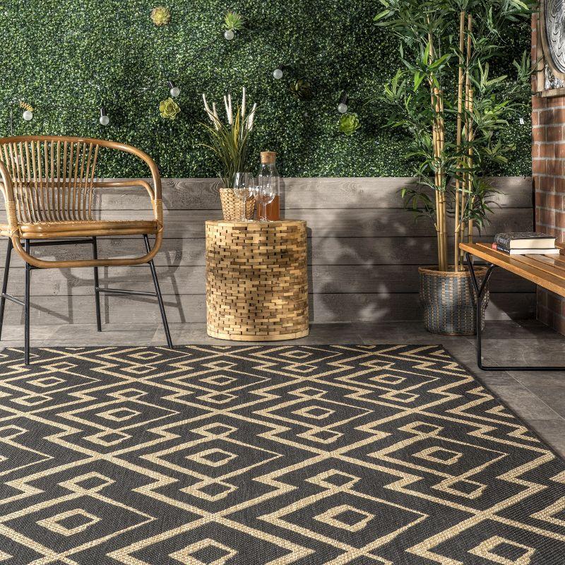 Nuloom Sammi Geometric Trellis Indoor and Outdoor Patio Area Rug