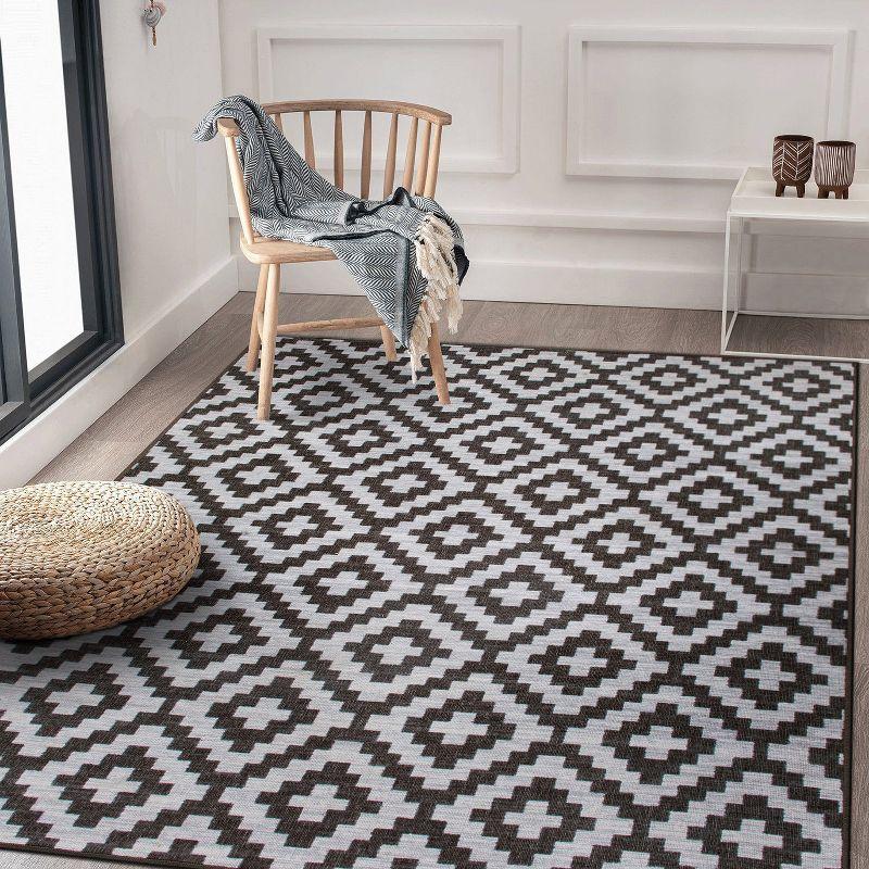 Modern Gray Geometric 5' x 7' Synthetic Indoor/Outdoor Rug