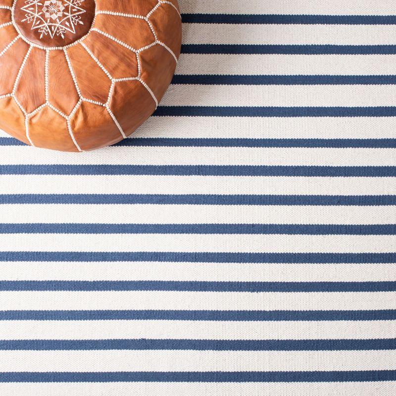 Montauk MTK313 Hand Woven Indoor Accent Rug - Ivory/Navy - 3'x5' - Safavieh