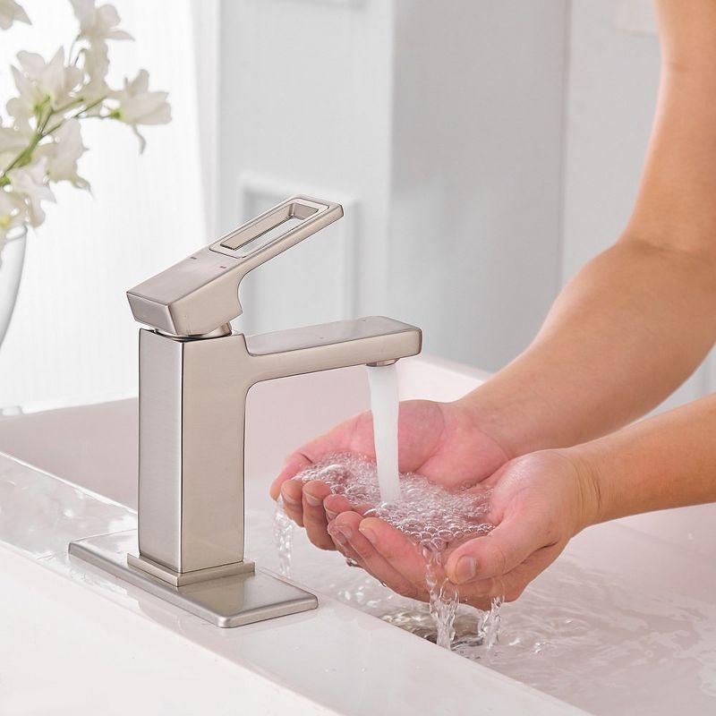 Single-Hole Single-handle Bathroom Faucet with Drain Assembly