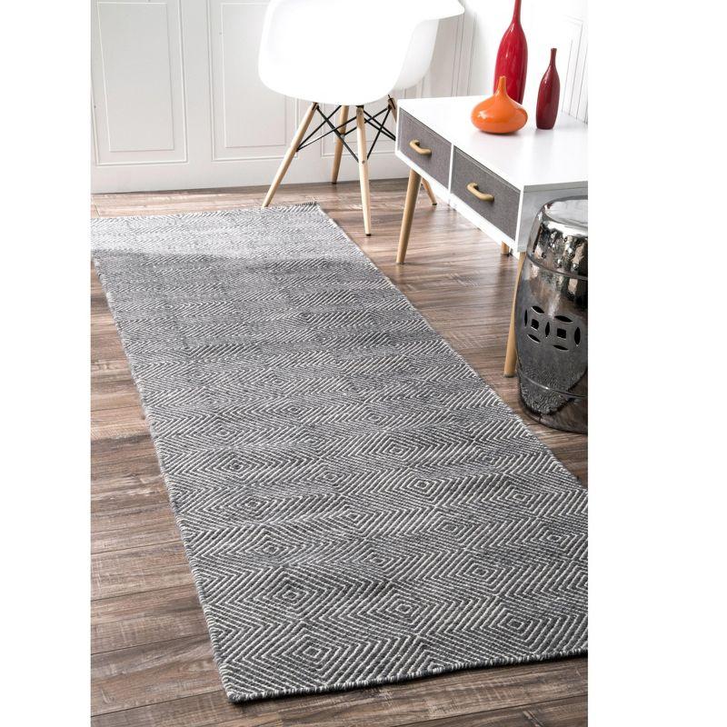 Handwoven Geometric Gray Wool 33" Area Rug