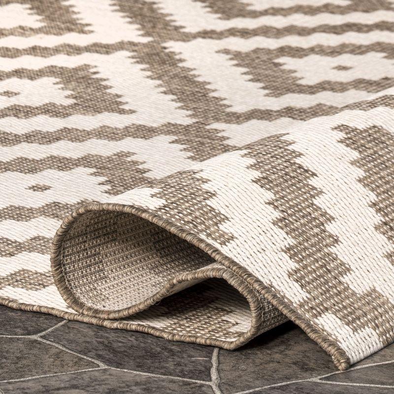 Beige Geometric Diamond Trellis 5'3" x 7'6" Synthetic Area Rug