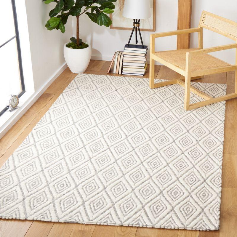 Ivory and Grey Handwoven Wool Area Rug, 4' x 6'