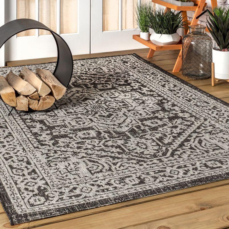 Sinjuri Medallion Textured Weave Indoor/Outdoor Area Rug - JONATHAN Y