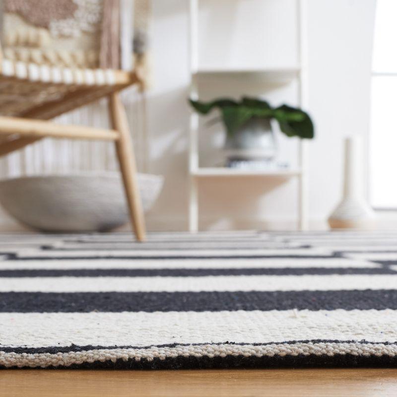 Coastal Charm Handwoven Black and Ivory Cotton Area Rug - 5'x8'