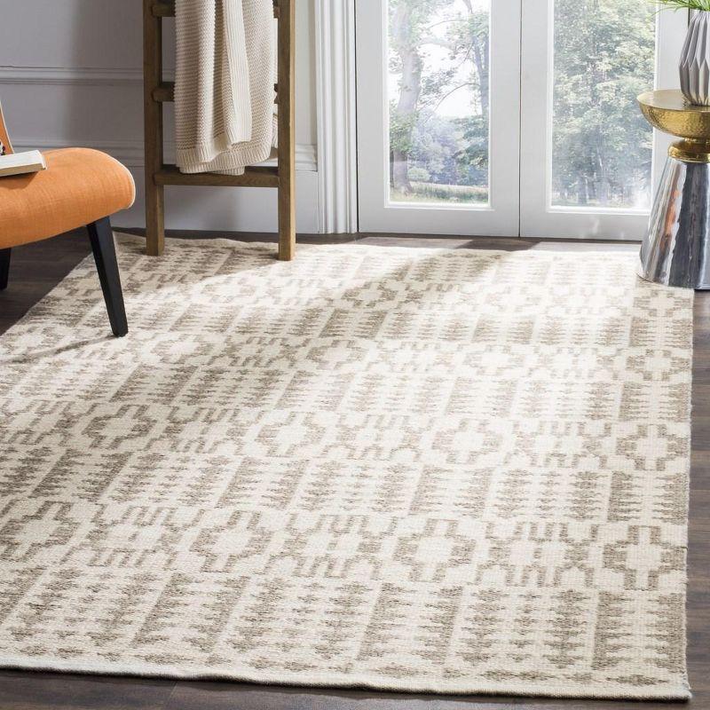 Kilim KLM351 Hand Woven Area Rug - Light Grey/Brown - 4'x6' - Safavieh