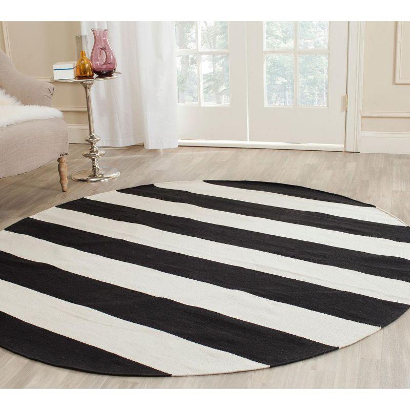 Montauk MTK712 Hand Woven Indoor Area Rug - Black/Ivory - 8' Round - Safavieh.