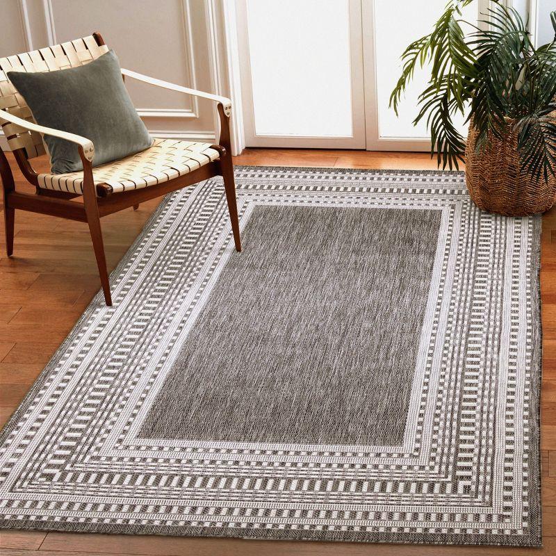 Charcoal Round Flat Woven Synthetic Indoor/Outdoor Rug