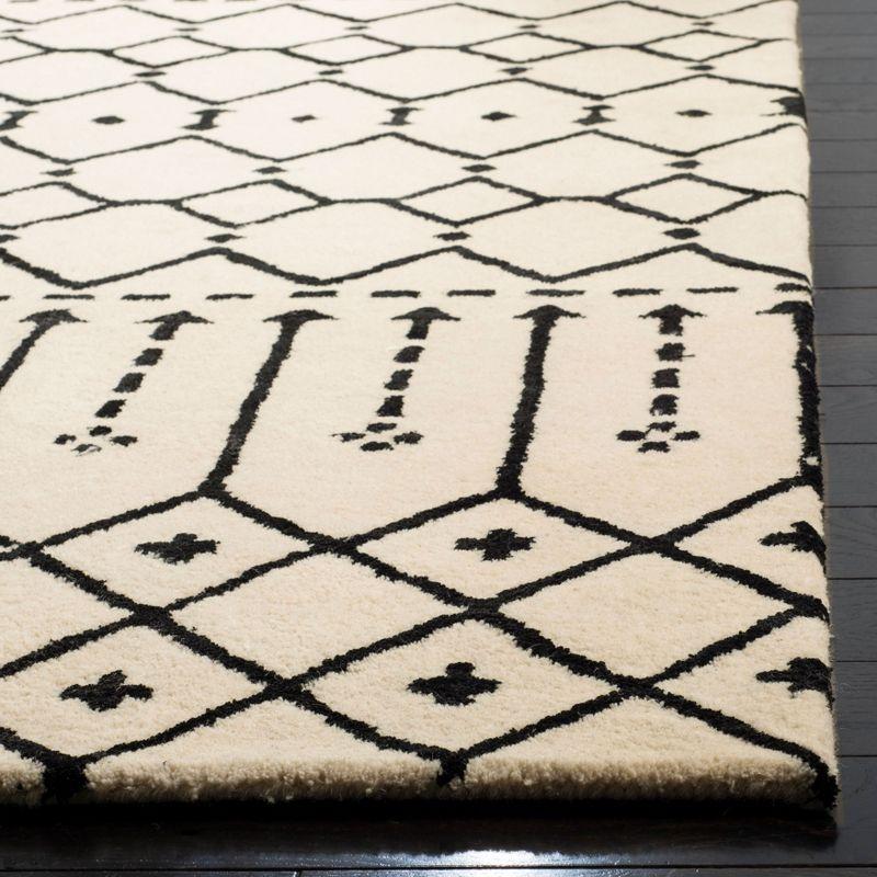 Himalaya HIM903 Handmade Accent Rug - 2'3"x4' - Ivory/Black - Safavieh