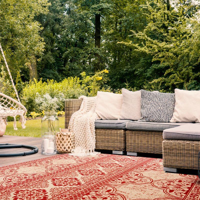 Beach House BHS174 Power Loomed Indoor/Outdoor Area Rug - Red/Creme - 6'7"x9'2" - Safavieh