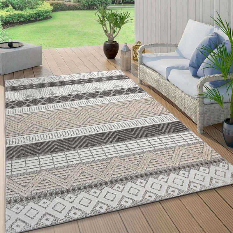 Gray Geometric 5' x 7' Indoor/Outdoor Area Rug