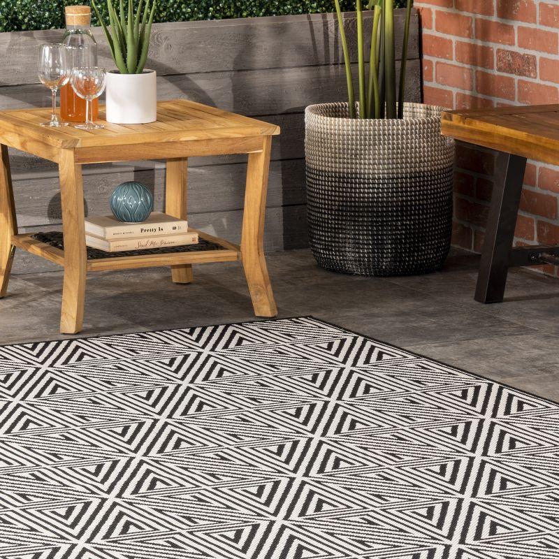 nuLOOM Kelsey Modern Abstract Indoor and Outdoor Area Rug