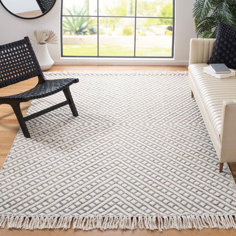 Natura Calanthia 4' x 6' Hand Loomed Ivory/Black Area Rug