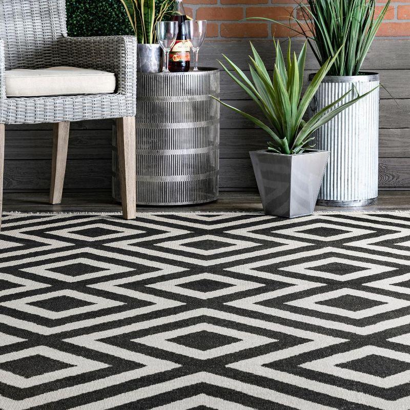 Diamond Black Tufted Easy-Care Synthetic Indoor/Outdoor Rug 5' x 8'