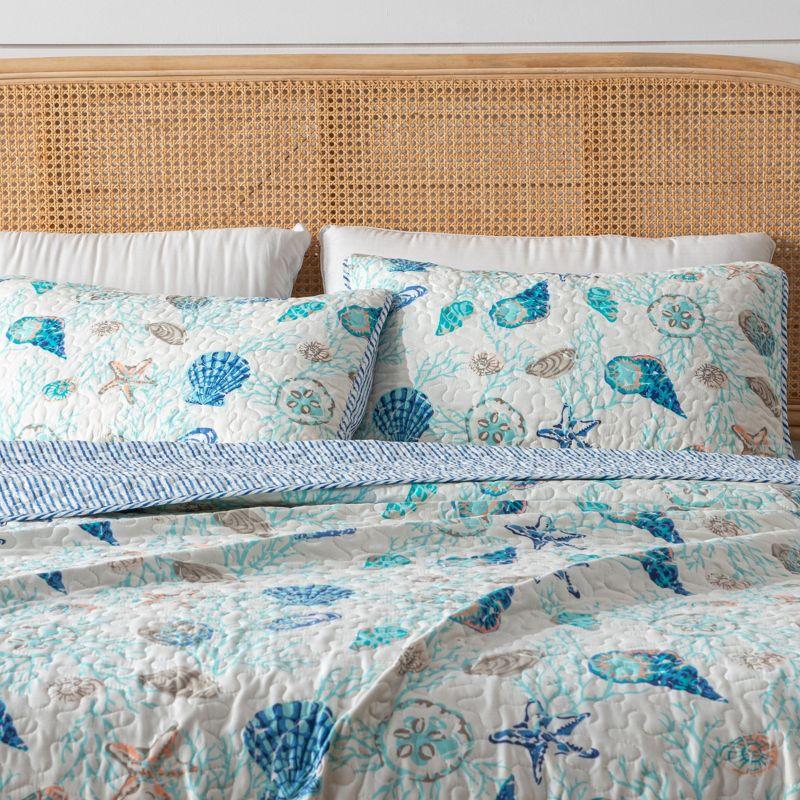 Great Bay Home Coastal Beach Reversible Quilt Set With Shams