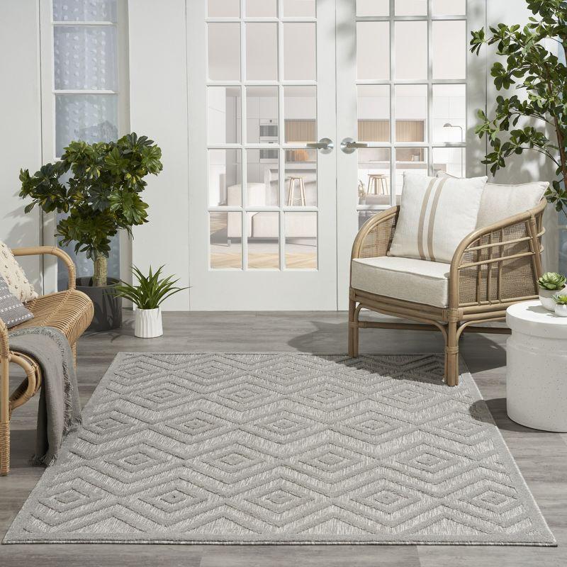 Silver Grey 5' x 7' Diamond Design Synthetic Indoor/Outdoor Rug