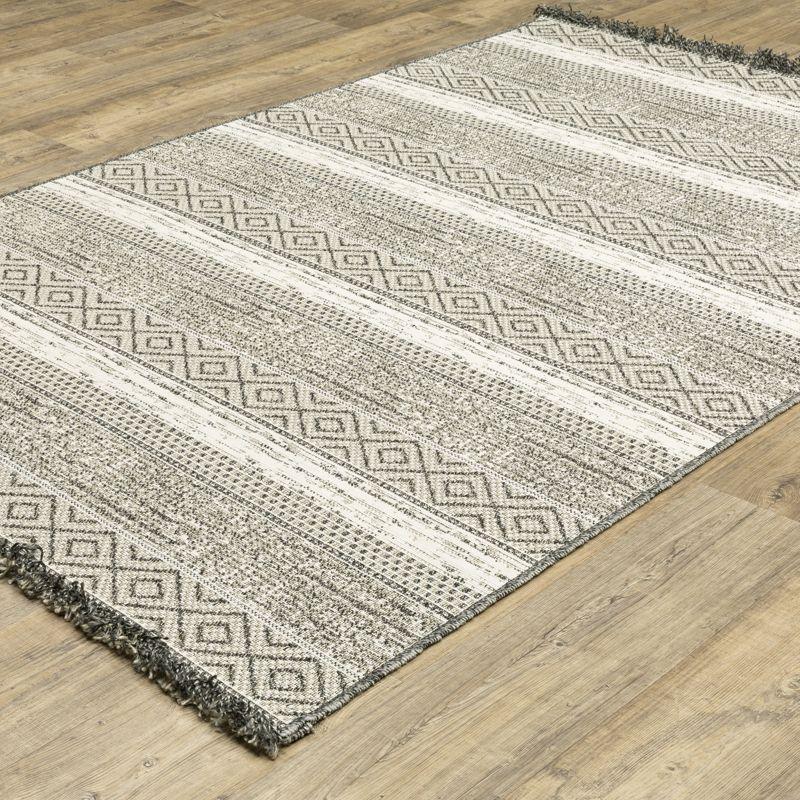 Oriental Weavers Gillian 1622E Beige/ Black Indoor/Outdoor Area Rug - 5'3" x 7'3"