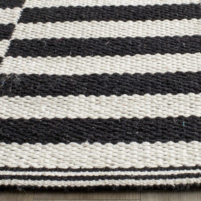 Montauk MTK715 Hand Woven Indoor Accent Rug - Ivory/Black - 2'6"x4' - Safavieh