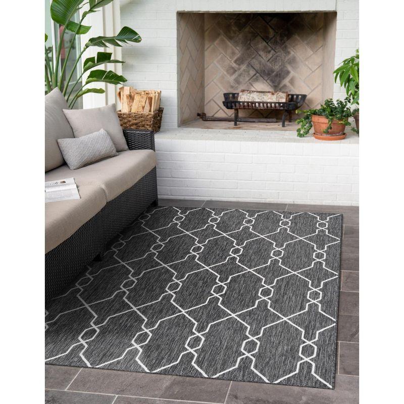 Charcoal and Ivory Trellis Outdoor Flatweave Rug 4' x 6'