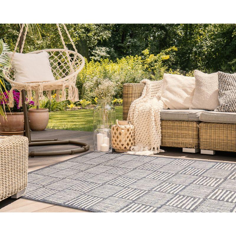 Gray and Ivory Geometric 5' x 7' Indoor/Outdoor Rug