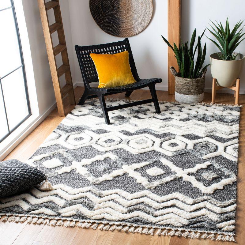 Casablanca 4' x 6' Black and White Wool Shag Rug