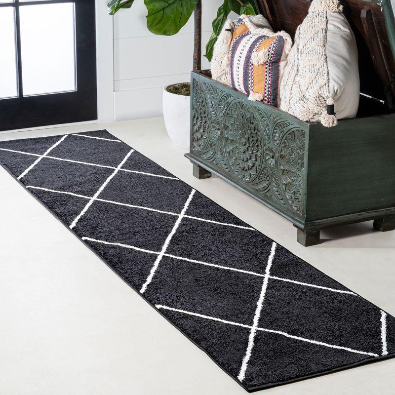 Reversible Diamond Trellis Black/White Synthetic Runner Rug - 2x10 ft