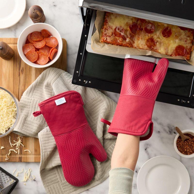 TOWN & COUNTRY BASICS Basketweave Soft Silicone Oven Mitt 2-Pack Set, Heat Resistant up to 500F, Flexible Silicone, Non-Slip Grip, 7.5"x13"