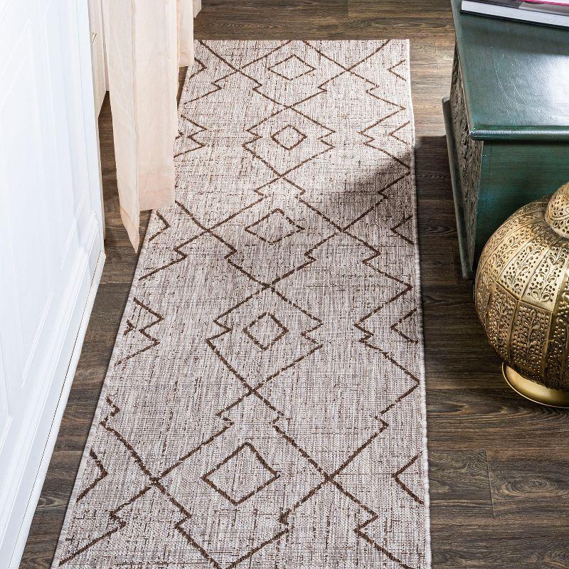 Carwa  Diamond Trellis Indoor/Outdoor Area Rug - JONATHAN Y