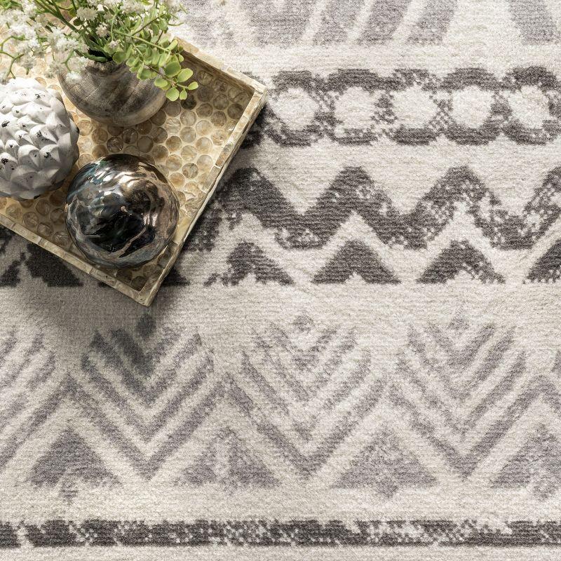Nuloom Chloe Geometric 5x8 Indoor Area Rug for Living Room Bedroom Dining Room Kitchen, Light Grey/Ivory