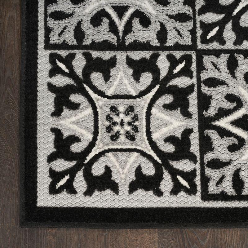 Black and White Geometric Synthetic 4' x 6' Washable Rug