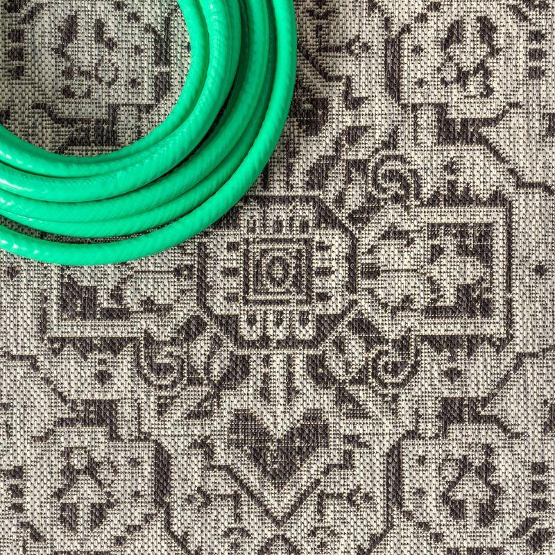 5' Round Sinjuri Medallion Textured Weave Indoor/Outdoor Area Rug, Gray/Black - JONATHAN Y