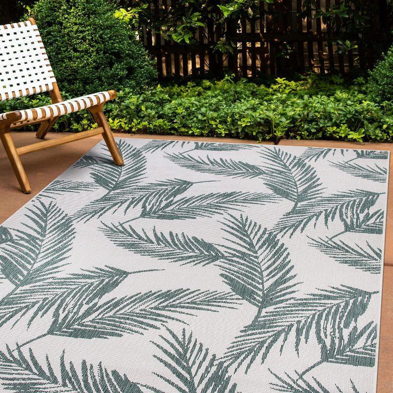 Green and White Tropical Palm Frond Reversible Indoor/Outdoor Area Rug 5'x7'