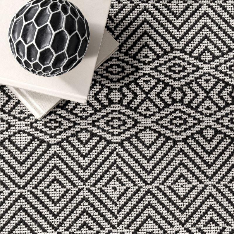 Nuloom Paloma Geometric 7x9 Indoor/Outdoor Area Rug for Living Room Patio Deck Front Porch Kitchen, Black/Ivory