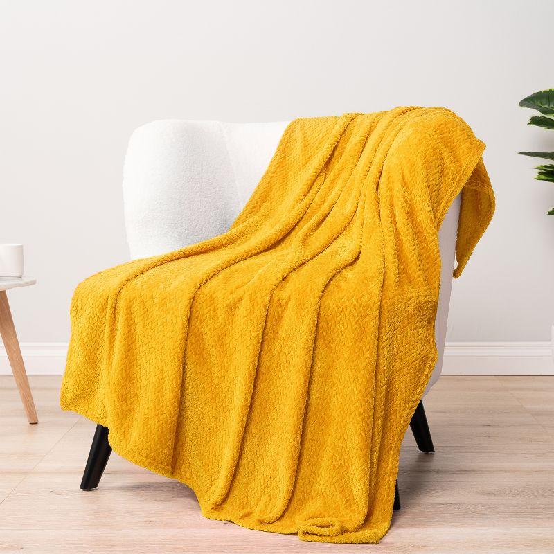 PAVILIA Lightweight Fleece Throw Blanket for Couch, Soft Warm Flannel Blankets for Bed