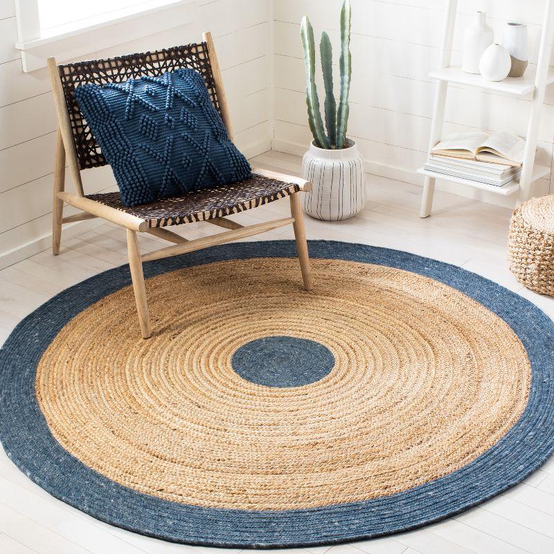 Braided BRD910 Hand Woven Indoor Area Rug - Navy/Natural - 4' Round - Safavieh