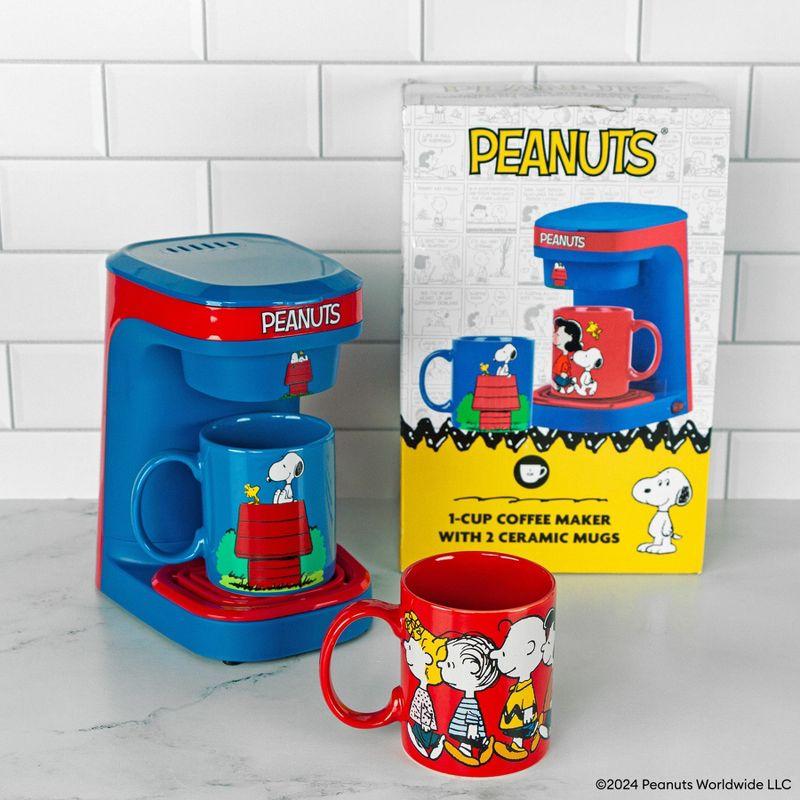 Uncanny Brands Peanuts Single Cup Coffee Maker Gift Set with 2 Mugs