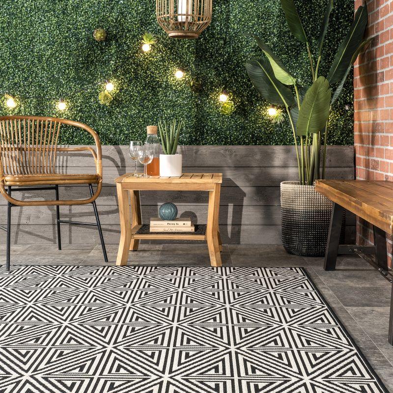 nuLOOM Kelsey Modern Abstract Indoor and Outdoor Area Rug