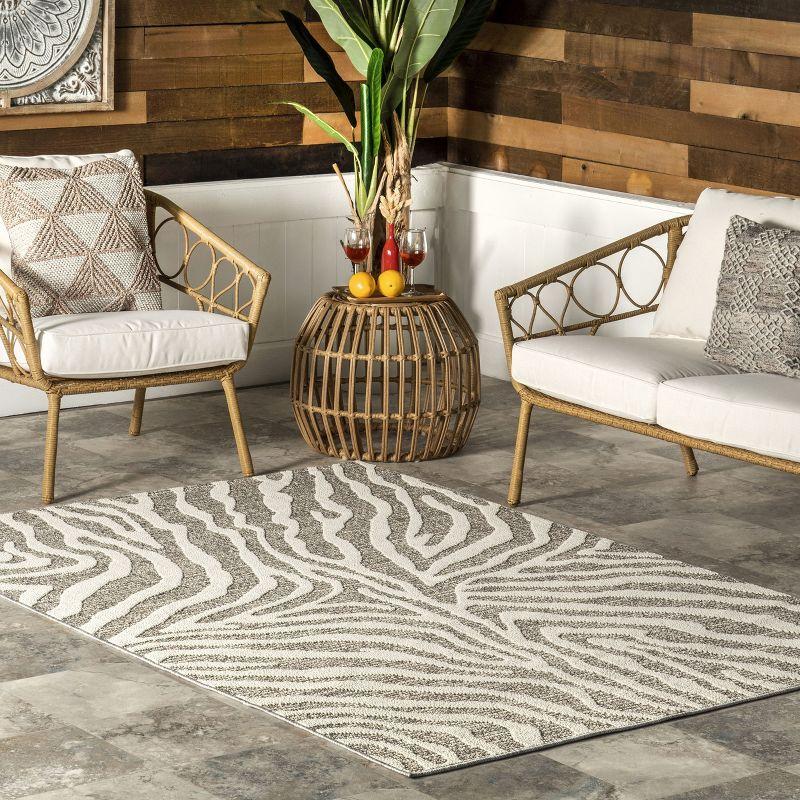 Zebra Stripe 5'x8' Grey Synthetic Indoor/Outdoor Area Rug