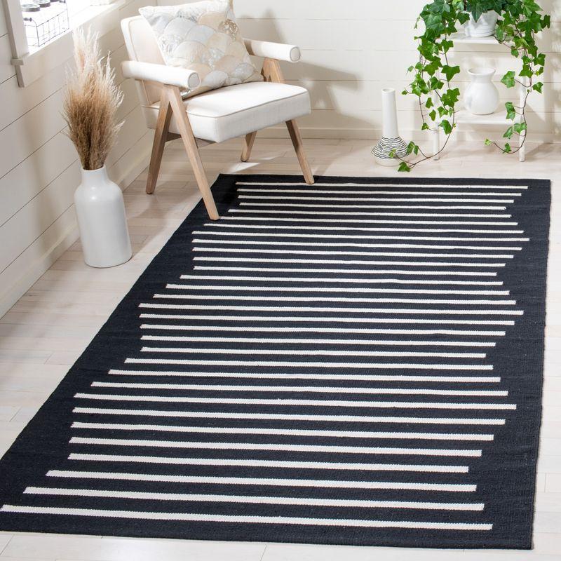 Montauk MTK313 Hand Woven Area Rug - Black/Ivory - 3'x5' - Safavieh.