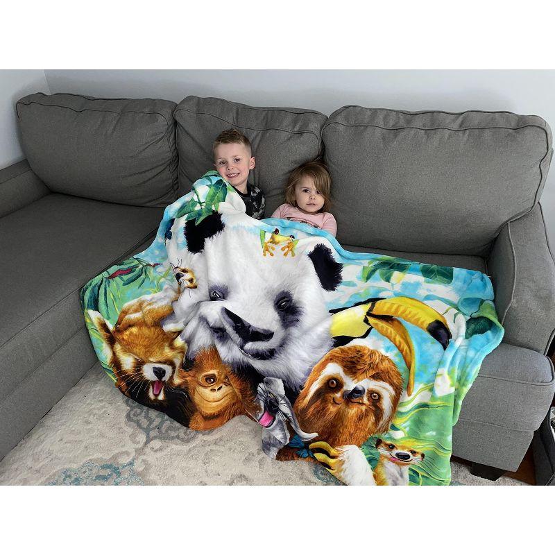 Dawhud Direct 50" x 60" Cartoon Selfie Farm Animals Throw Blanket for Women, Men and Kids