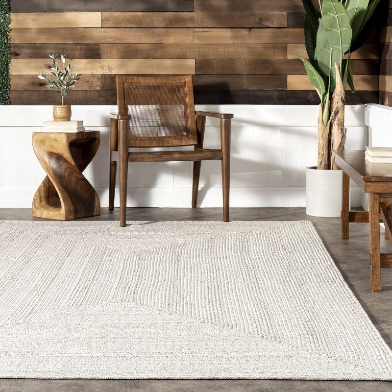 Handmade Ivory Braided 8' x 10' Oval Synthetic Indoor/Outdoor Rug