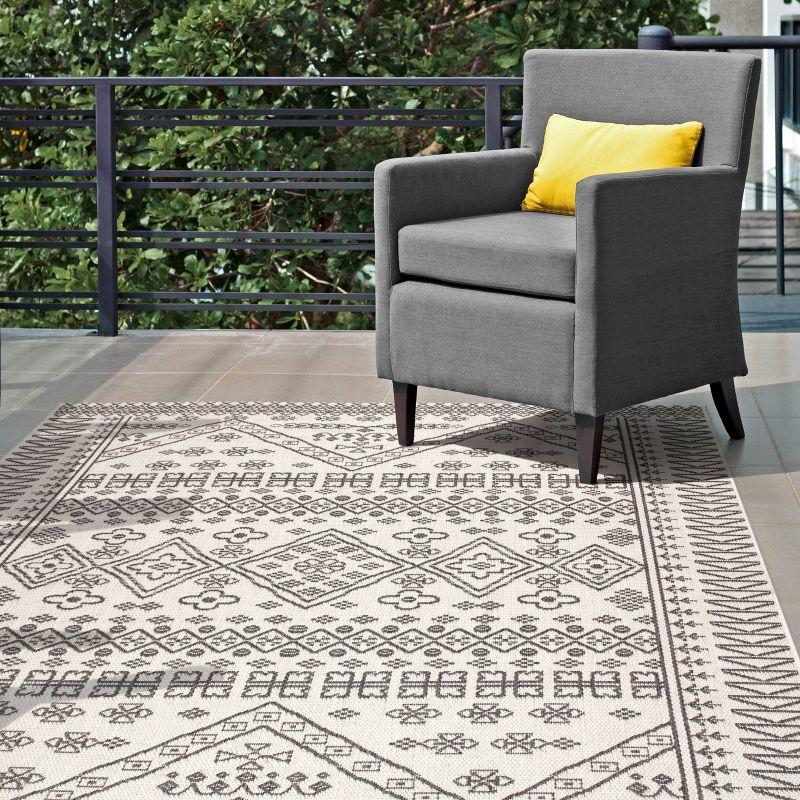 Nuloom Kandace Geometric 6x9 Indoor/Outdoor Area Rug for Living Room Patio Deck Front Porch Kitchen, Ivory/Grey