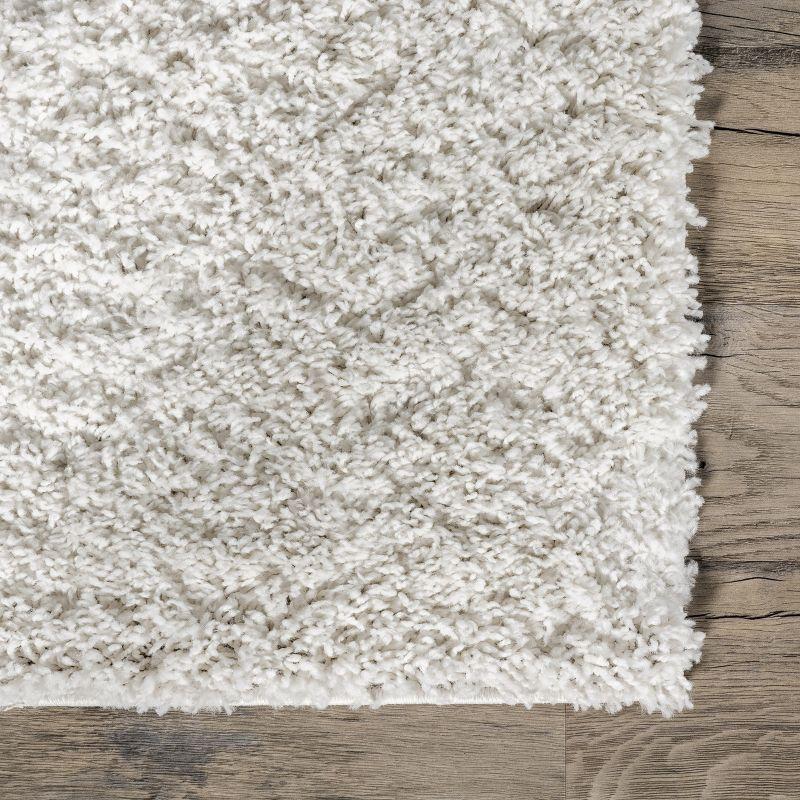 Plush Rectangular Reversible White Shag Rug, 6'7" x 9'