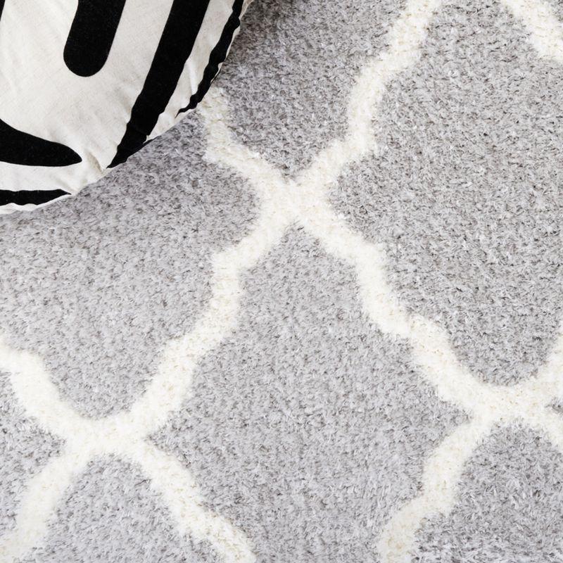 Tahoe Shag THO675 Power Loomed Indoor Area Rug - Light Grey/White - 5'x7' - Safavieh